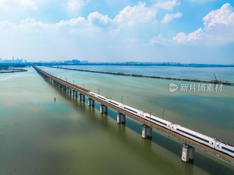 航拍行驶在苏州阳澄湖丹昆特大桥上的和谐号