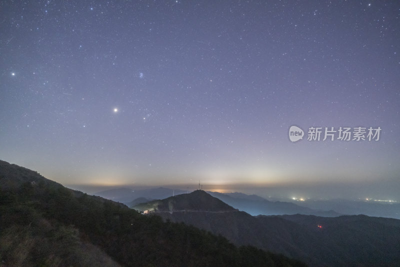 山顶眺望星空的夜景风光