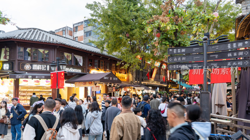 国庆云南昆明南屏步行街的市民与游客众多