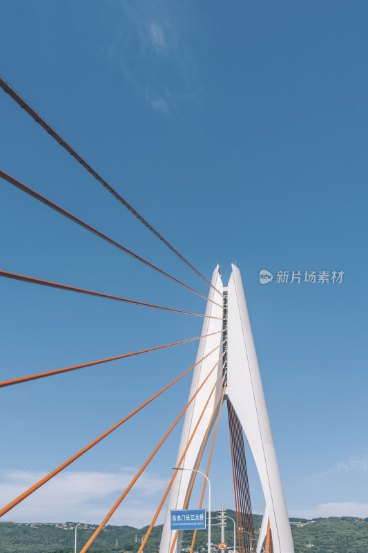 蓝天下的重庆东水门长江大桥