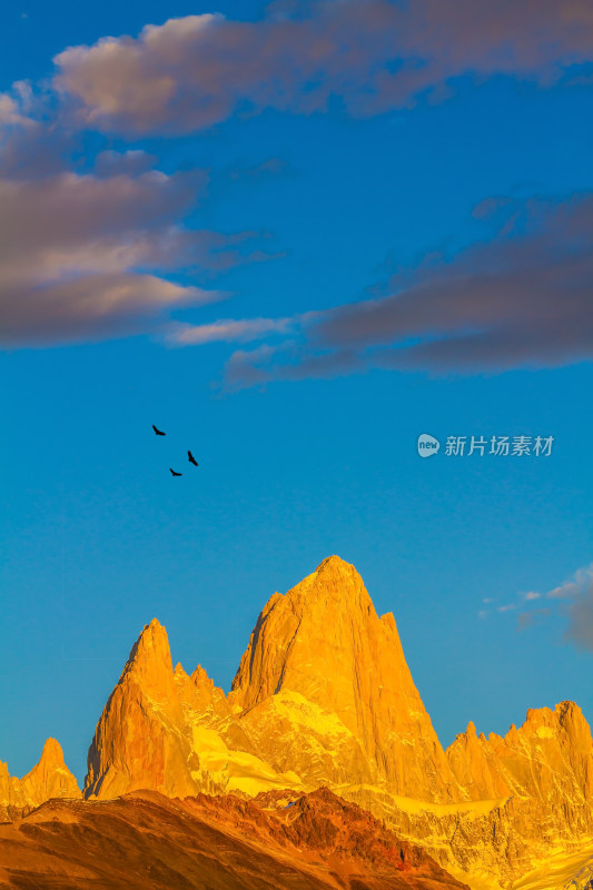 日照金山壮丽山峰景观