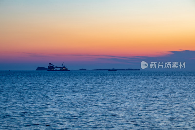 山东烟台东山栈桥海上日出前的朝霞景观