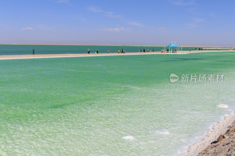 航拍青海察尔汗盐湖翡翠绿色湖水青甘大环线