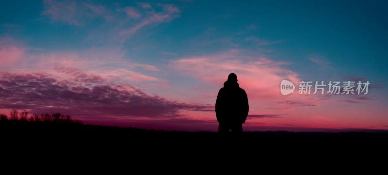 夕阳下的男人眺望远方背影