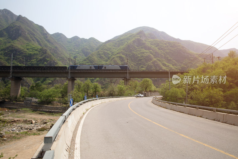 大秦线铁路经过山区