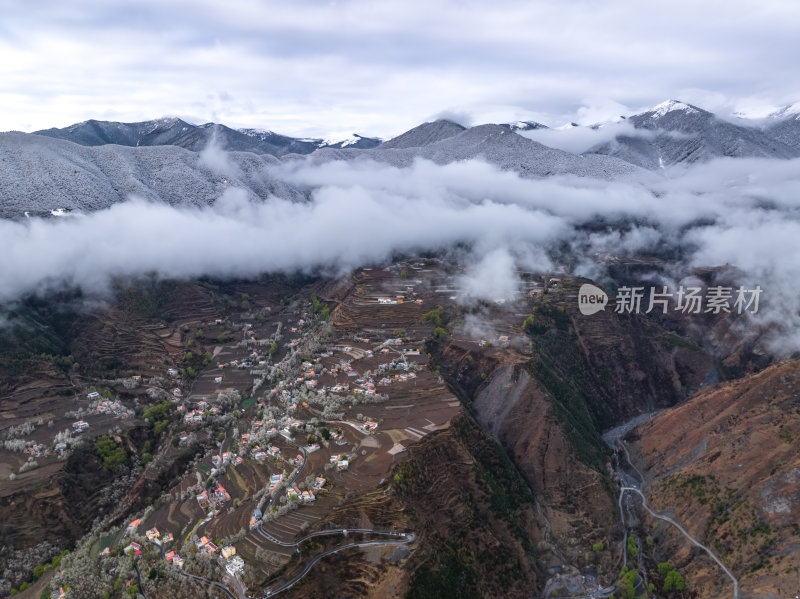 四川阿坝州金川梨花藏寨雪山高空航拍