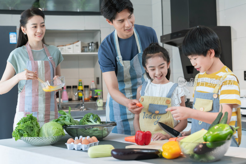 年轻父母教孩子学做饭