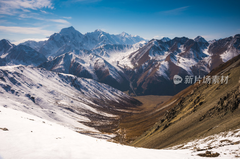 新疆雪山山脉自然风景