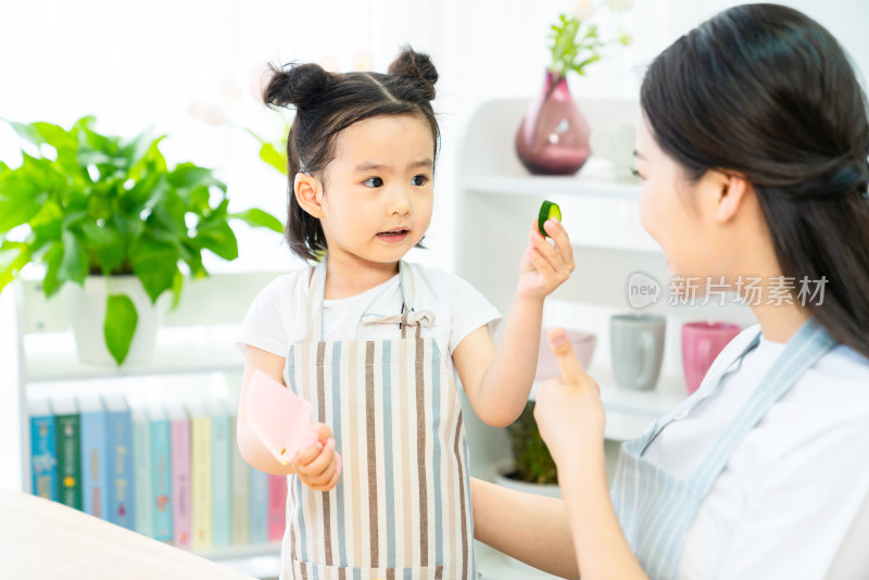 妈妈和女儿一起做饭