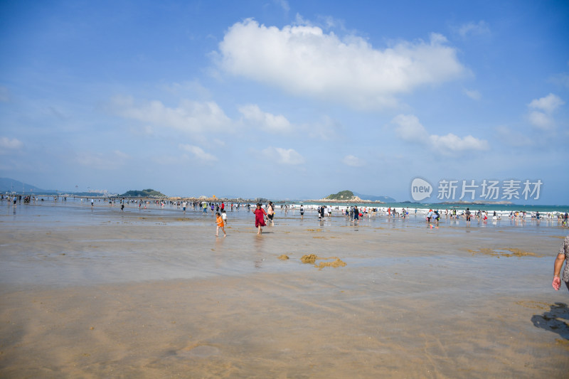 热闹的海滩游玩场景