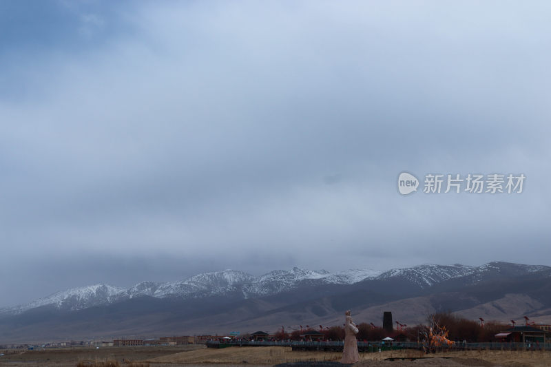 眺望远方的雪山