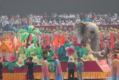 西双版纳泼水节街头民族风格花车巡游场景