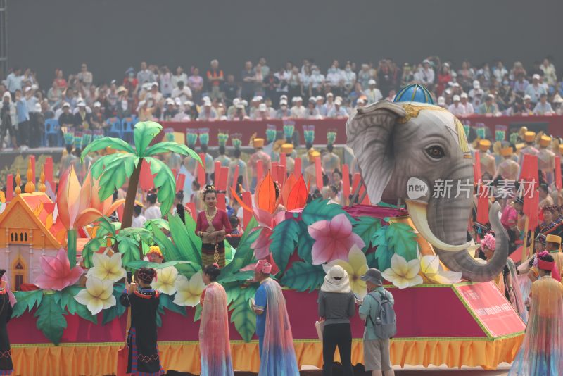 西双版纳泼水节街头民族风格花车巡游场景