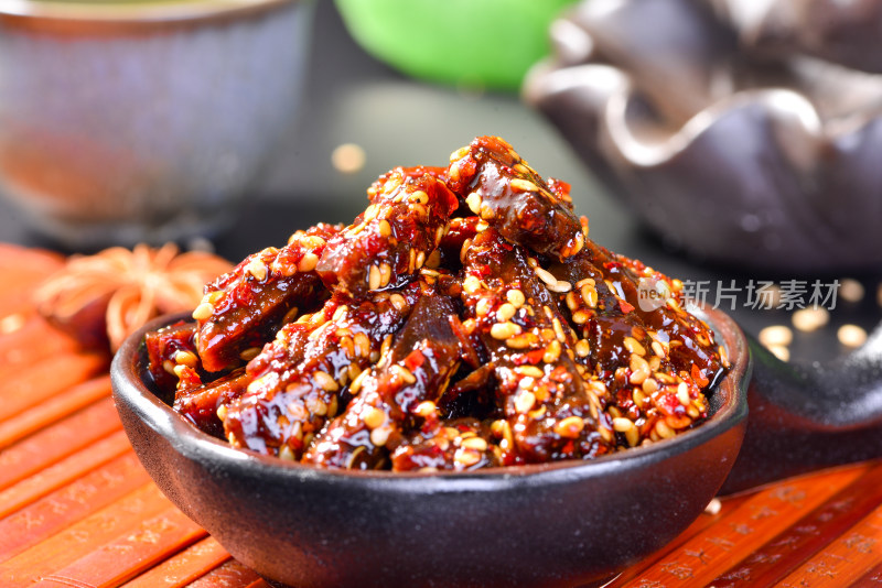 碗装撒芝麻的麻辣牛肉粒