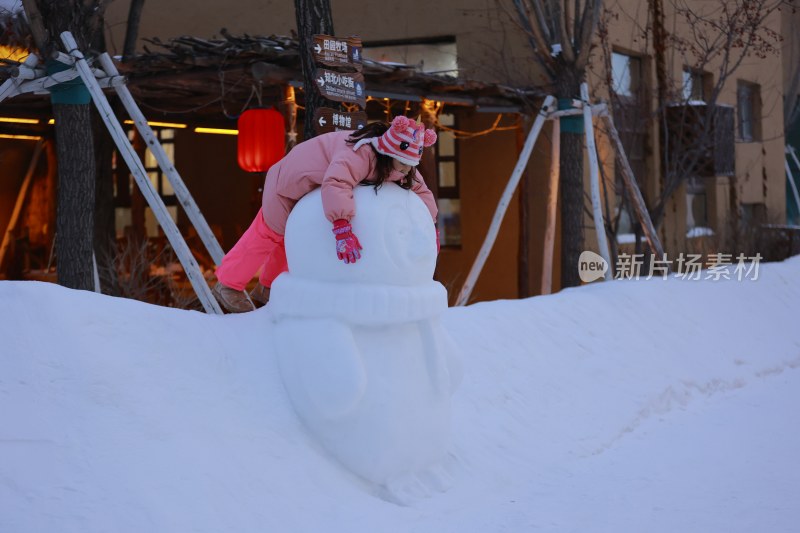 冬日小女孩雪地玩耍