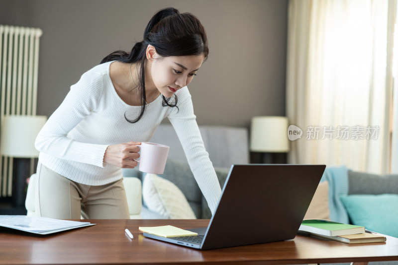 商务女子在酒店使用电脑