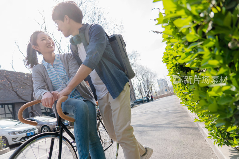 大学生情侣在校园里