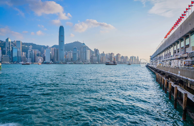 香港维多利亚港码头与城市CBD摩天大楼建筑