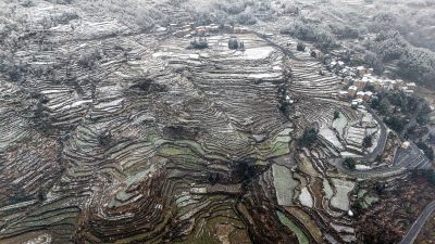 重庆酉阳：大雪纷飞赏雪忙