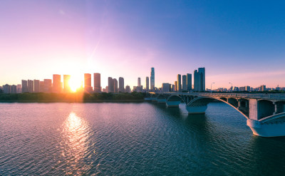 航拍长沙橘子洲大桥湘江沿岸城市风光全景图