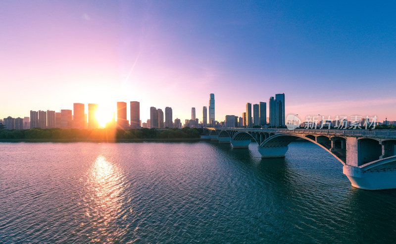 航拍长沙橘子洲大桥湘江沿岸城市风光全景图