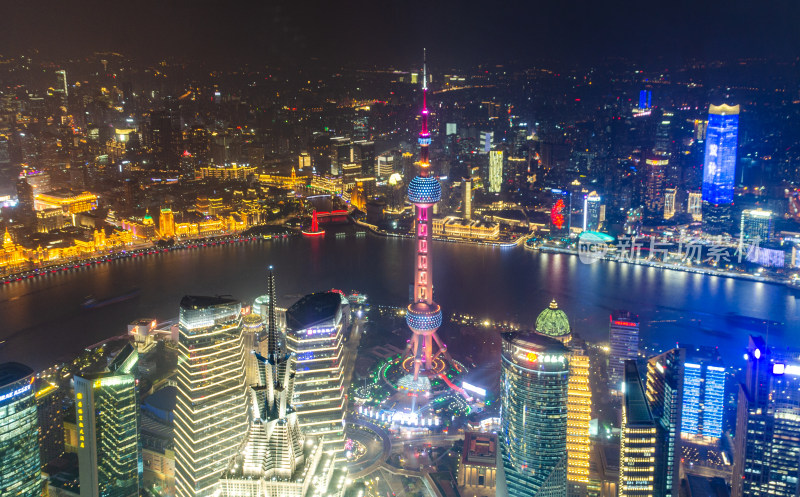 上海外滩夜景，遥望黄浦江对面的陆家嘴CBD