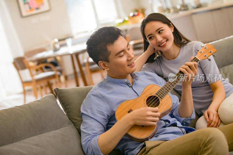 浪漫夫妇在客厅