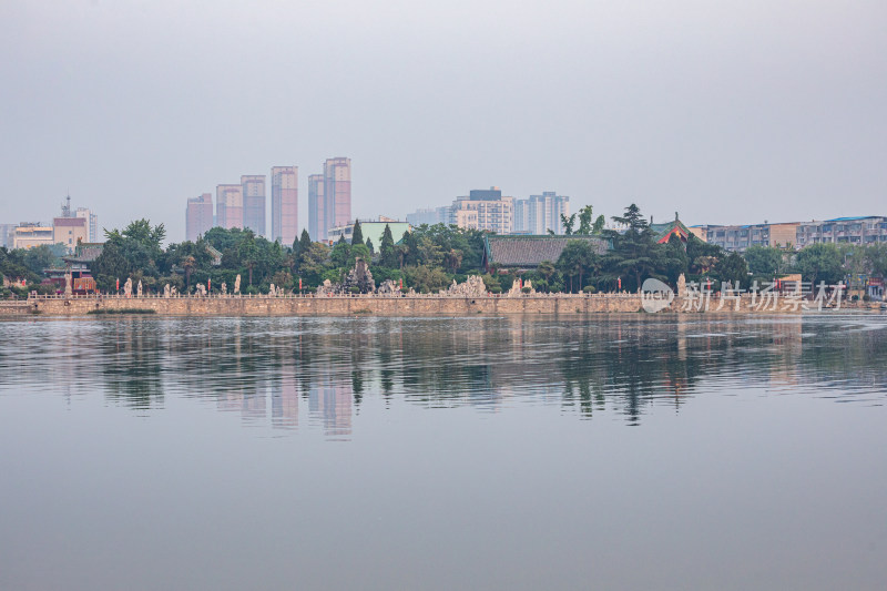 清晨的开封包公湖建筑倒影景观