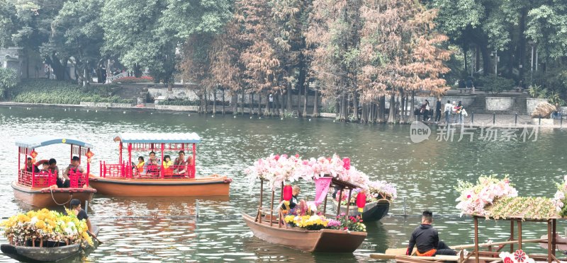 广州市荔湾湖公园水上花市花船