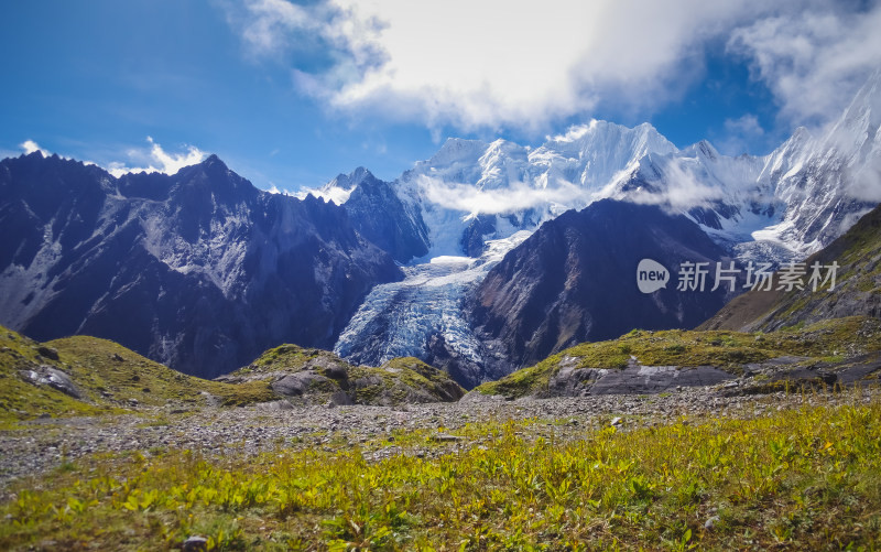 云雾中雪山冰川自然风景