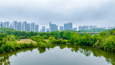 阴雨天的贵阳新城区观山湖公园