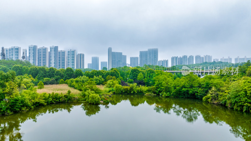 阴雨天的贵阳新城区观山湖公园