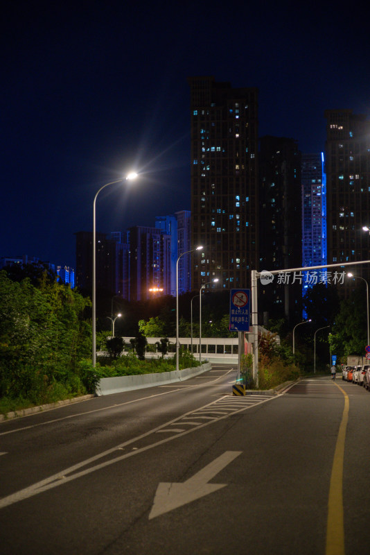 夜晚城市道路街景及高楼灯火通明景象