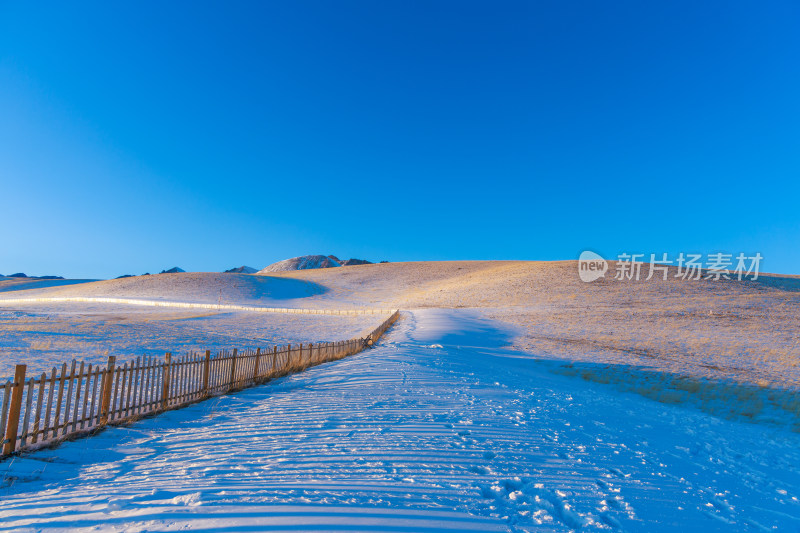 新疆冬季赛里木湖雪景雪山冰湖蓝冰日照金山