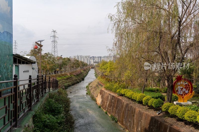 冬日小河与城市剪影