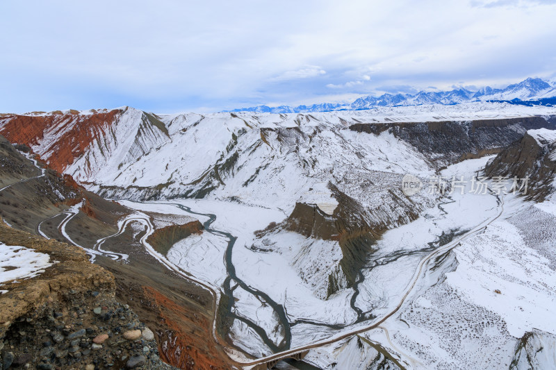 航拍新疆冬季安集海大峡谷雪景雪山山脉河流