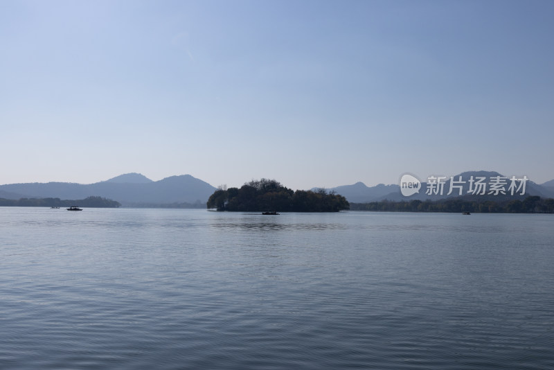 碧空映衬下的中国杭州西湖湖光山色