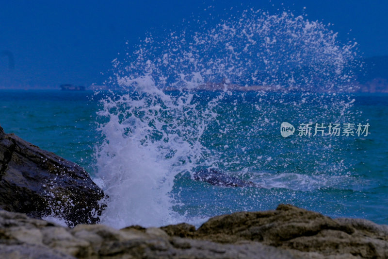 海浪拍打礁石瞬间