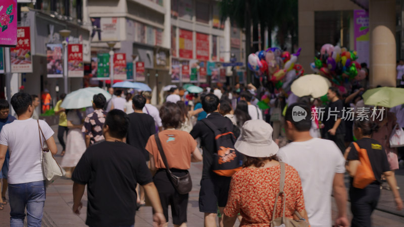 深圳东门商业街行人熙攘场景