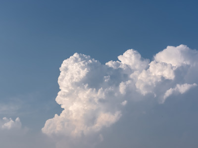 蓝色天空白云飘过夏天晴朗天气小清新