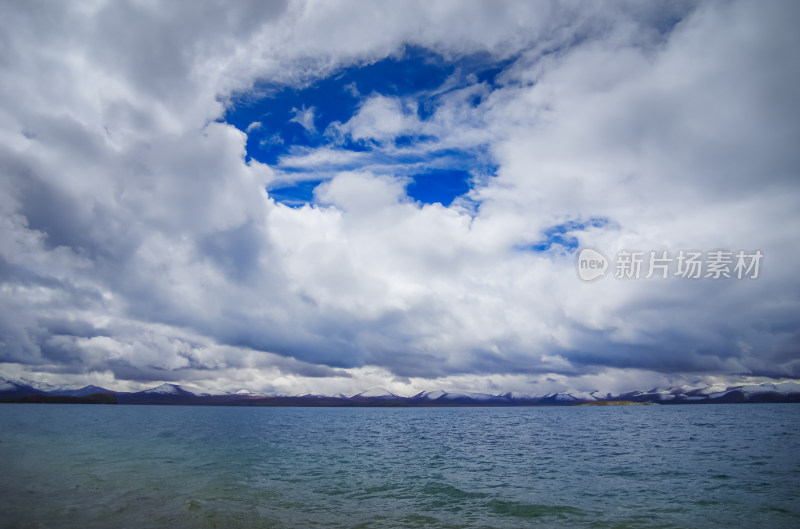 西藏山南普莫庸措山水自然风景