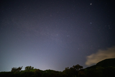 户外山林夜空繁星密布的景象