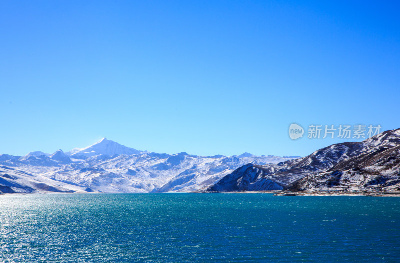 中国西藏羊卓雍措湖羊湖冬季雪景