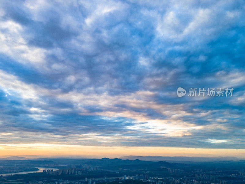 四川泸州清晨彩霞城市风光航拍图