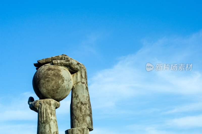 山东青岛太平角海涛园的雕塑天地间