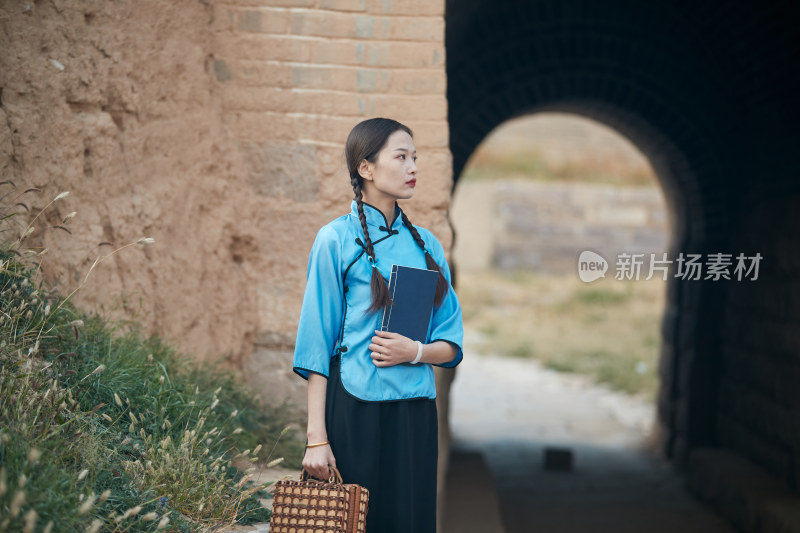 在古城身穿民国学生服饰的女大学生