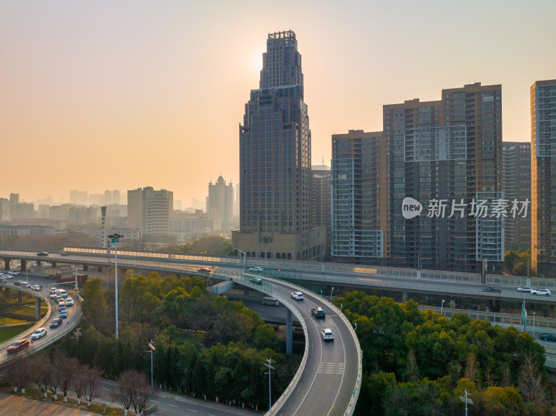 武汉三环线常青立交桥及旁边的万科城小区