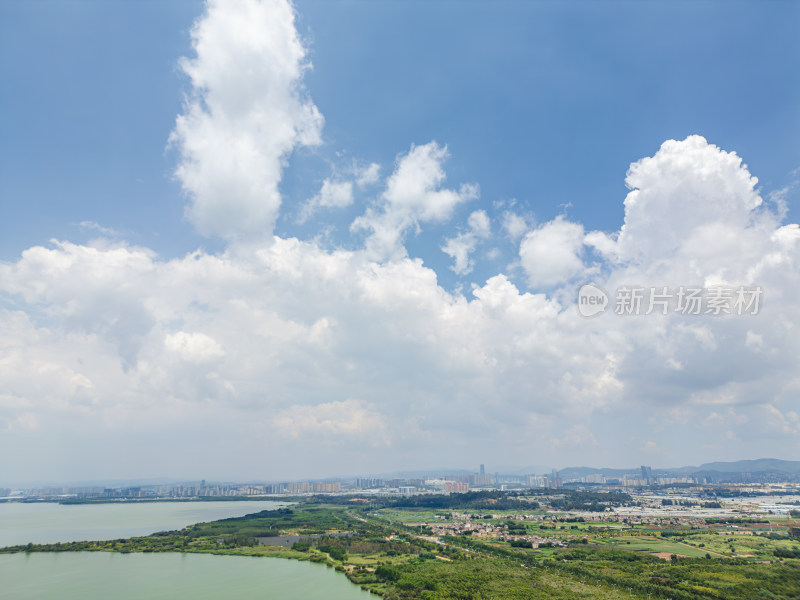 航拍滇池旁的昆明市城市风光