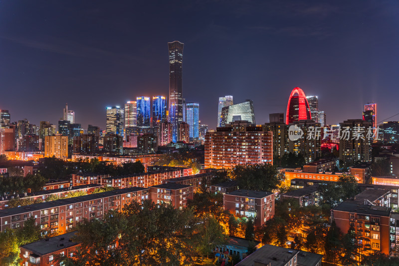 北京夜幕下灯火辉煌的城市建筑群