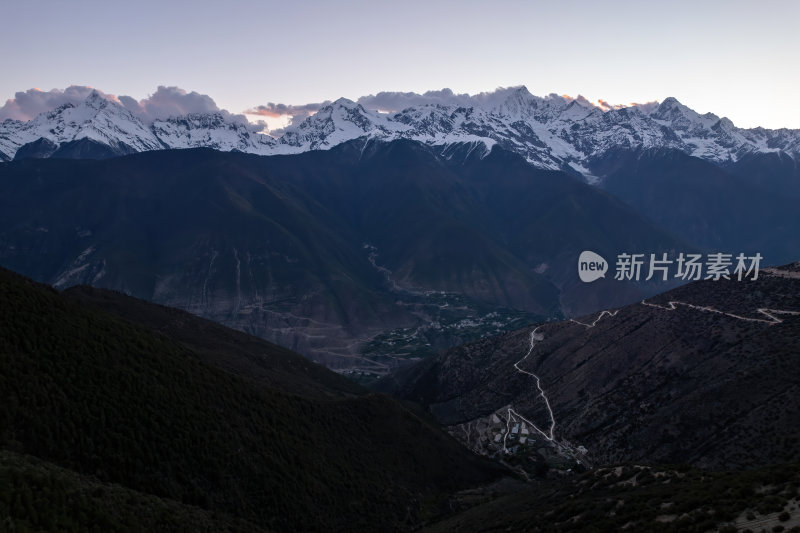 云南香格里拉飞来寺梅里雪山卡瓦博格峰航拍